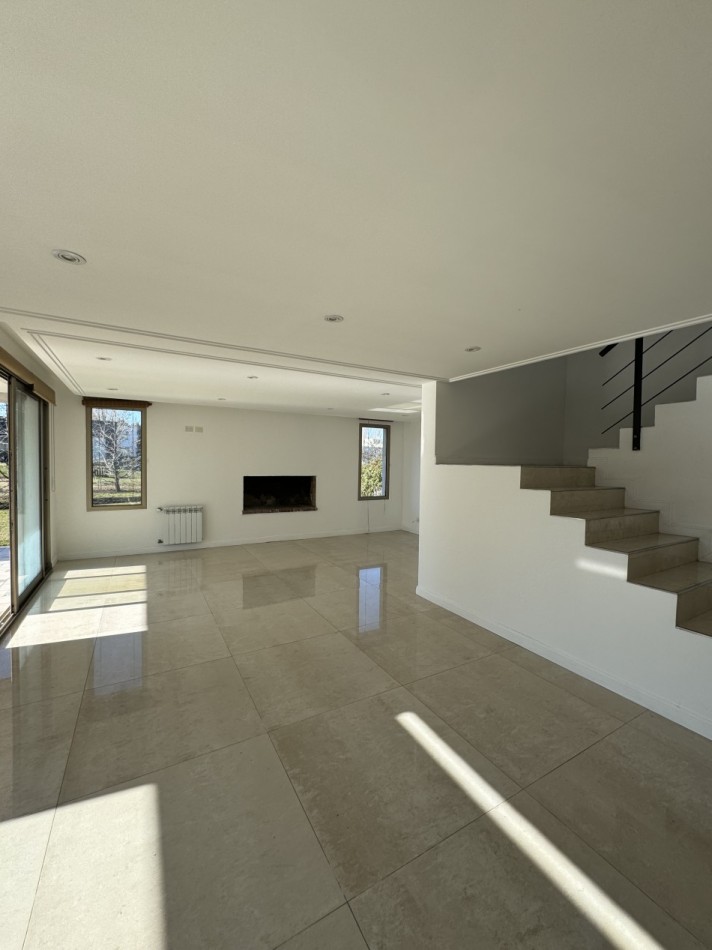 IMPERDIBLE CASA 4 AMBIENTES C PISCINA EN ALQUILER 24 MESES RUMENCO