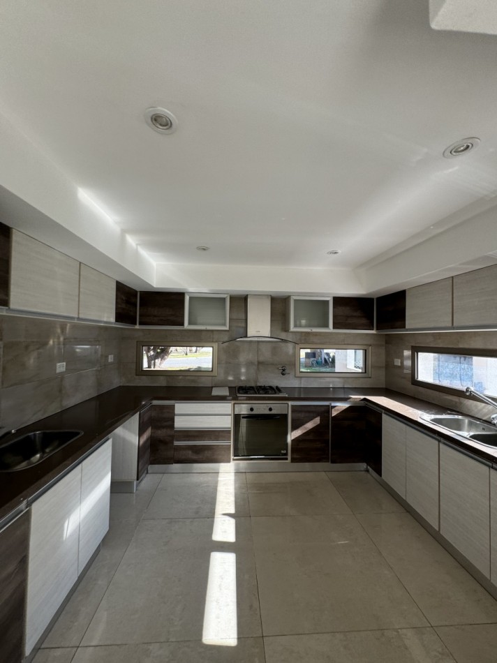 IMPERDIBLE CASA 4 AMBIENTES C PISCINA EN ALQUILER 24 MESES RUMENCO