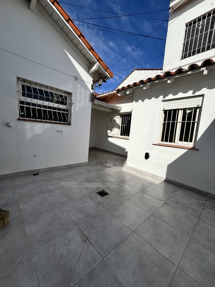 IDEAL USO COMERCIAL!! CHALET 4 AMBIENTES CON 2 DTOS DE 2 Y 3 AMBIENTES VENTA EN BLOCK CHAUVIN