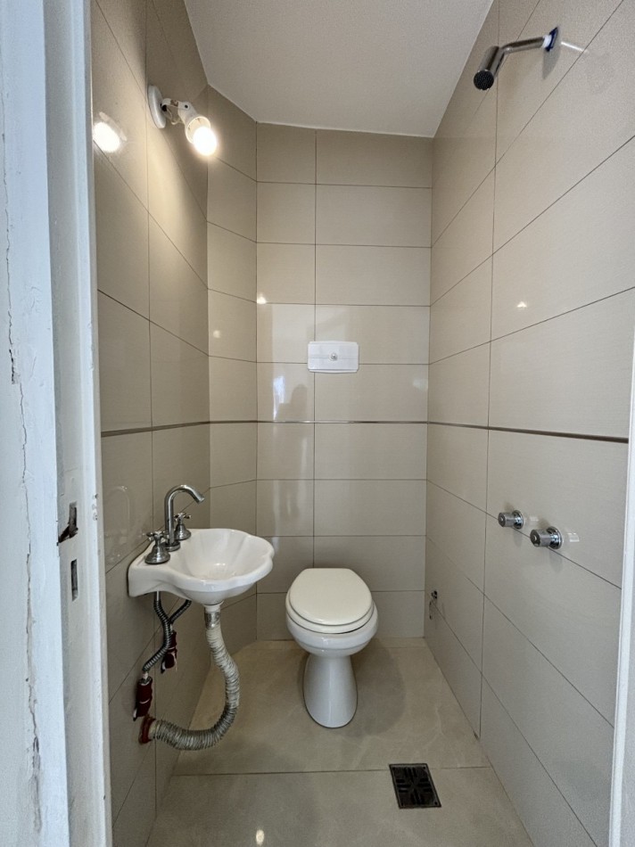 IDEAL USO COMERCIAL!! CHALET 4 AMBIENTES CON 2 DTOS DE 2 Y 3 AMBIENTES VENTA EN BLOCK CHAUVIN