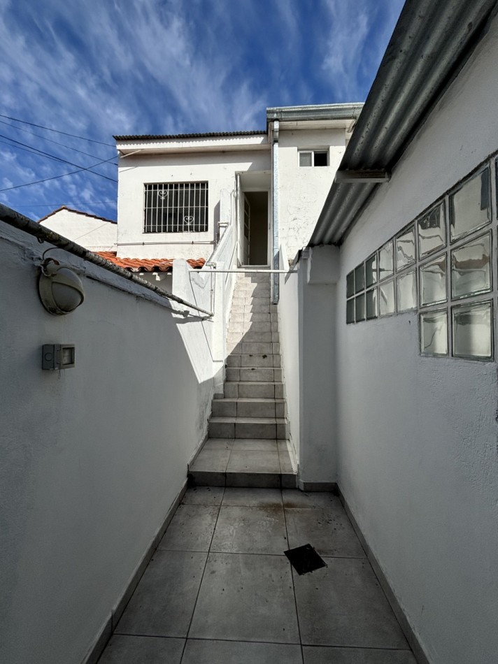 IDEAL USO COMERCIAL!! CHALET 4 AMBIENTES CON 2 DTOS DE 2 Y 3 AMBIENTES VENTA EN BLOCK CHAUVIN