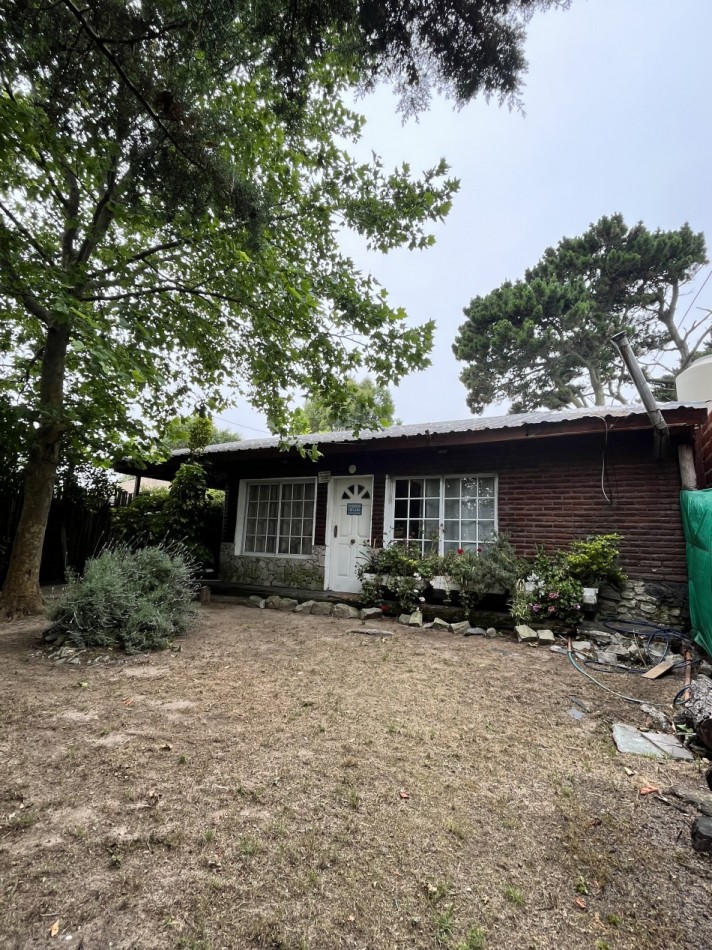 VENTA CASA DE PLAYA EN MAR AZUL, DE 4 AMBIENTES CON PILETA A 600 MTS DEL MAR