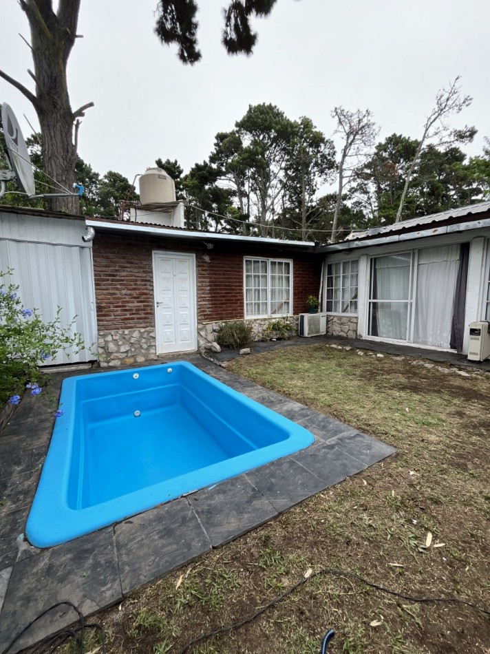 VENTA CASA DE PLAYA EN MAR AZUL, DE 4 AMBIENTES CON PILETA A 600 MTS DEL MAR