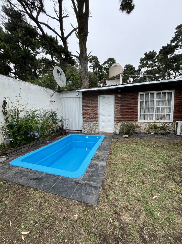VENTA CASA DE PLAYA EN MAR AZUL, DE 4 AMBIENTES CON PILETA A 600 MTS DEL MAR