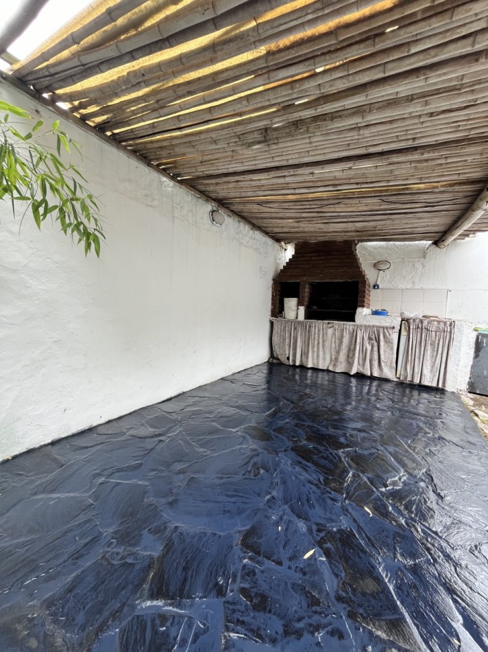 VENTA CASA DE PLAYA EN MAR AZUL, DE 4 AMBIENTES CON PILETA A 600 MTS DEL MAR
