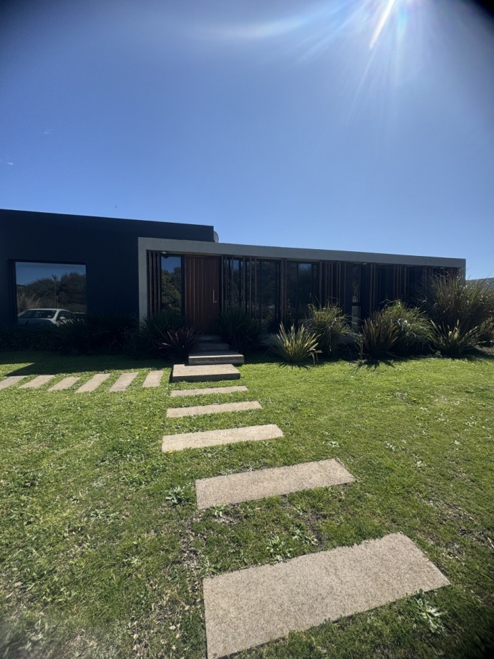 EXCELENTE CASA EN VENTA CON PISCINA EN ARENAS DEL SUR