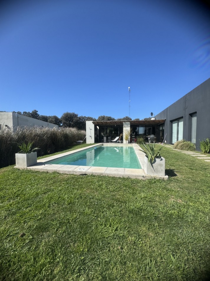 EXCELENTE CASA EN VENTA CON PISCINA EN ARENAS DEL SUR