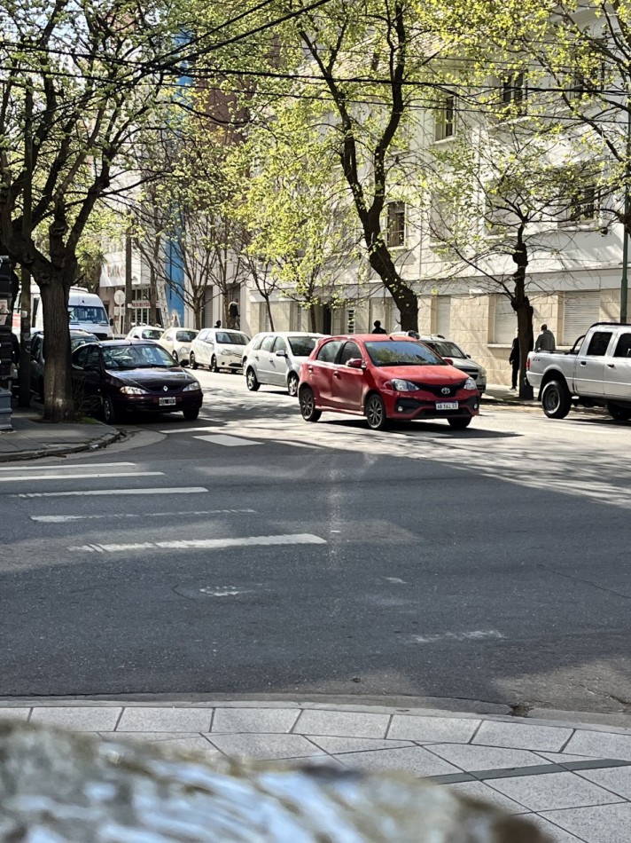 VENTA IMPORTANTE PISO 4 AMBIENTES CON COCHERA DE 160 MTS2 EN LO MEJOR DE PLAZA MITRE