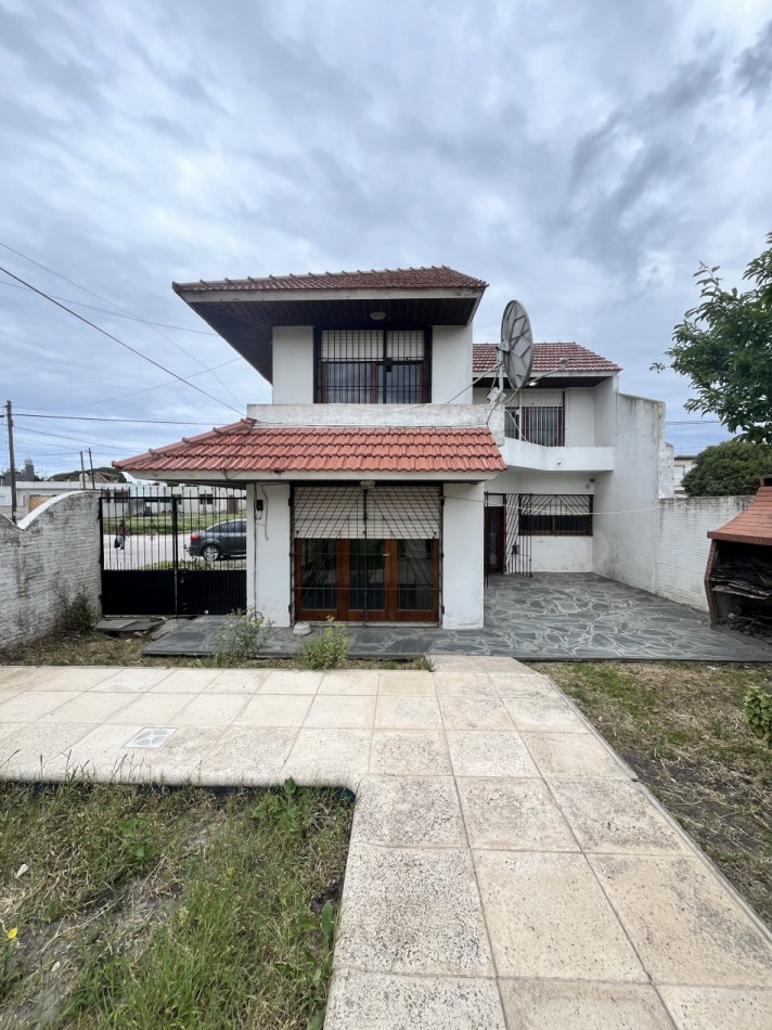 ALQUILER TEMPORAL O ANUAL AMPLIA CASA 3 AMBIENTES CON PARQUE Y PARRILLA EN PUNTA MOGOTES