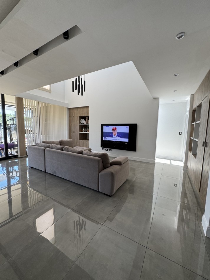 CASA EN VENTA CON PISCINA EN RUMENCO JOVEN