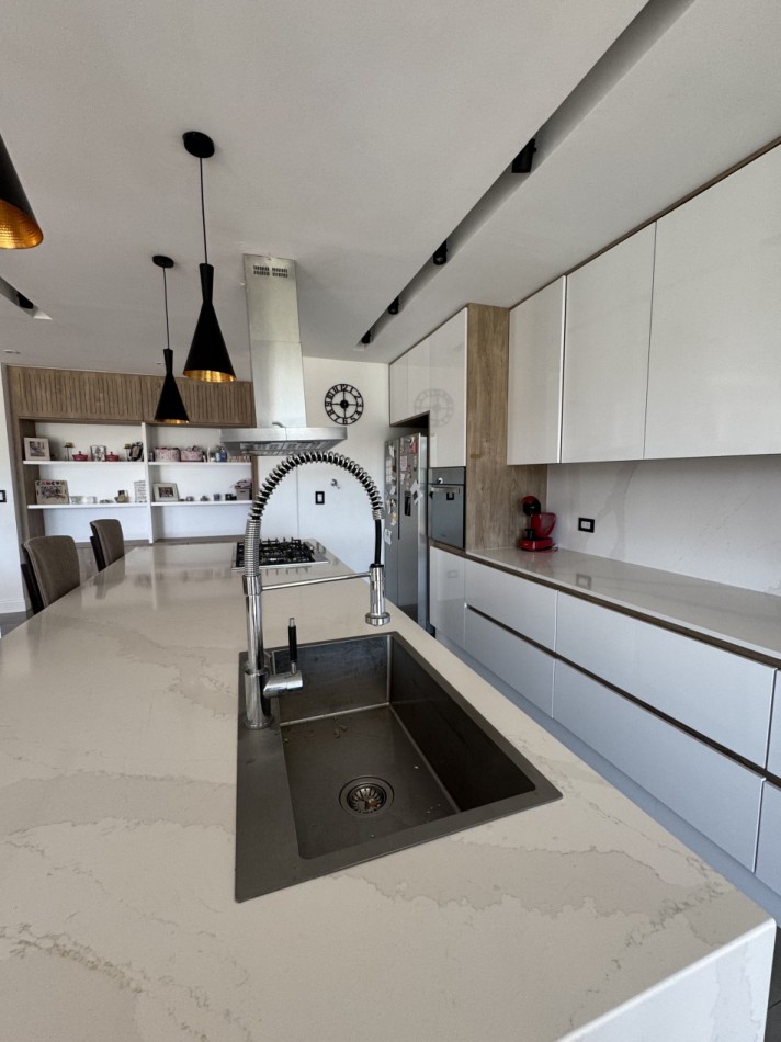 CASA EN VENTA CON PISCINA EN RUMENCO JOVEN
