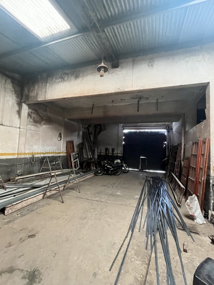 VENTA DEPOSITO CON OFICINAS SOBRE LOTE DE 220 MTS ZONA INDUSTRIAL EN CHAMPAGNAT Y BOLIVAR
