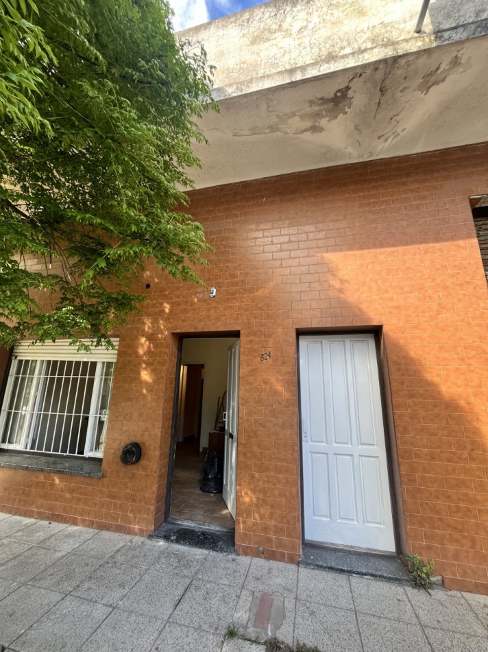 VENTA DEPOSITO CON OFICINAS SOBRE LOTE DE 220 MTS ZONA INDUSTRIAL EN CHAMPAGNAT Y BOLIVAR