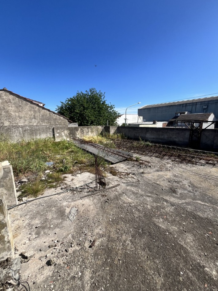 VENTA DEPOSITO CON OFICINAS SOBRE LOTE DE 220 MTS ZONA INDUSTRIAL EN CHAMPAGNAT Y BOLIVAR
