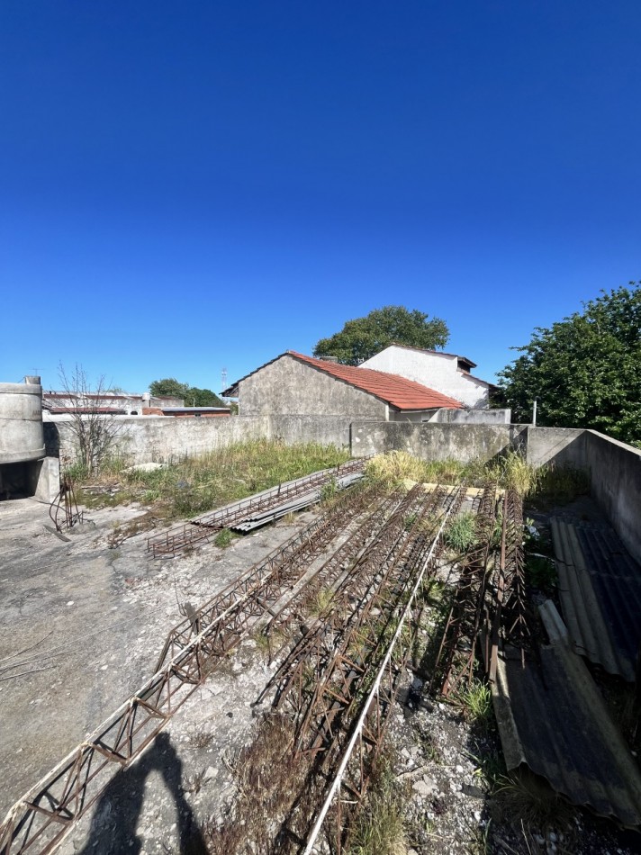 VENTA DEPOSITO CON OFICINAS SOBRE LOTE DE 220 MTS ZONA INDUSTRIAL EN CHAMPAGNAT Y BOLIVAR