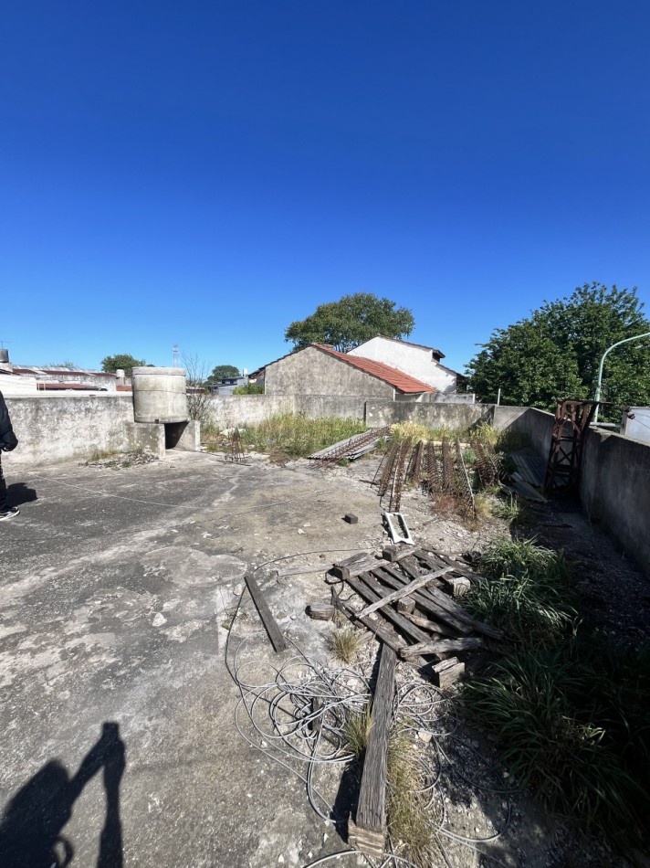 VENTA DEPOSITO CON OFICINAS SOBRE LOTE DE 220 MTS ZONA INDUSTRIAL EN CHAMPAGNAT Y BOLIVAR
