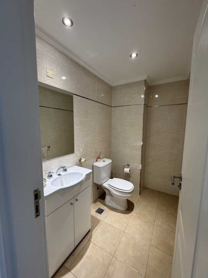 VENTA DEPTO 4 AMBIENTES MAS OFFICE CON BALCON Y COCHERA