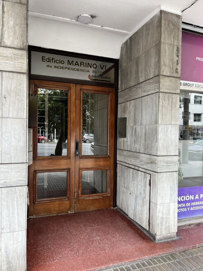 ()ALQUILER OFICINA RECICLADA DE 70 MTS CON DOS PRIVADOS SOBRE AV INDEPENDENCIA Y ALVARADO 12 o 24 MESES