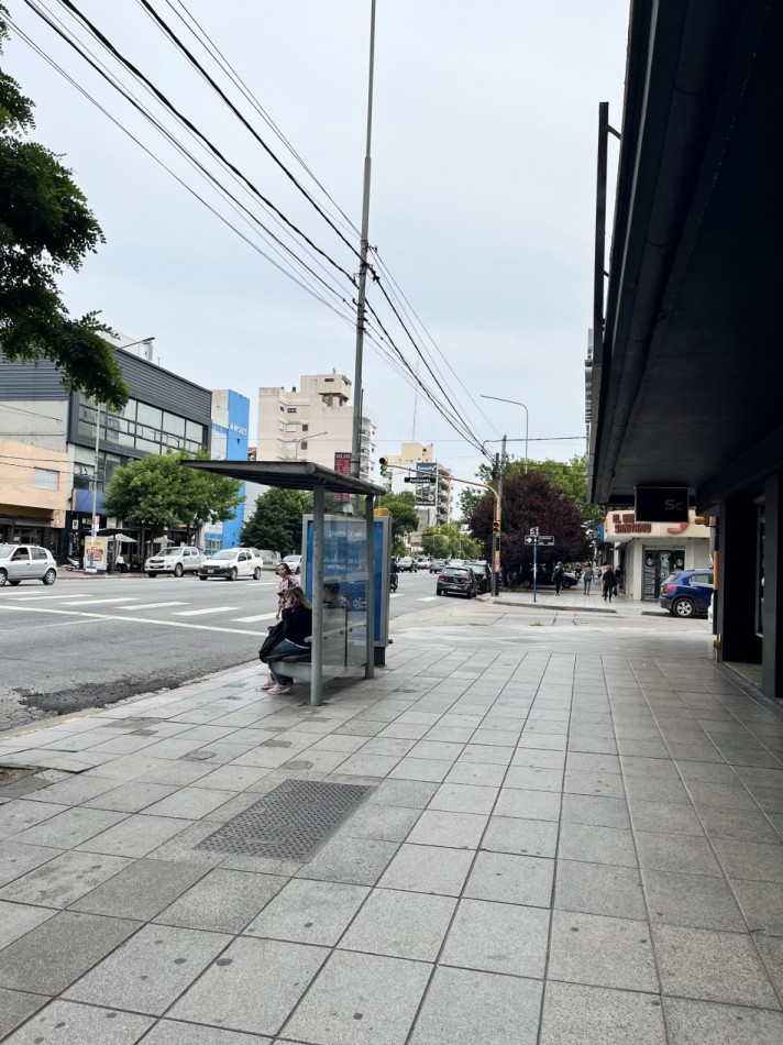 ()ALQUILER OFICINA RECICLADA DE 70 MTS CON DOS PRIVADOS SOBRE AV INDEPENDENCIA Y ALVARADO 12 o 24 MESES