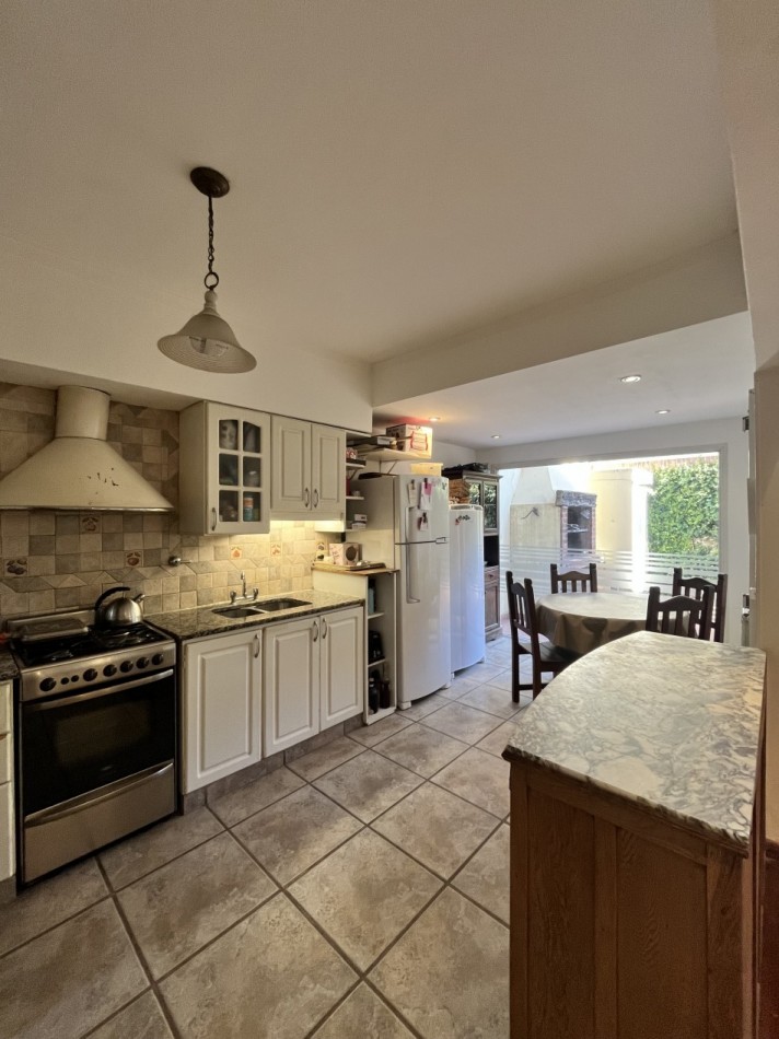 VENTA CASA DE 5 AMBIENTES CON PATIO EN ZONA GUEMES EXCELENTE ENTORNO COMERCIAL