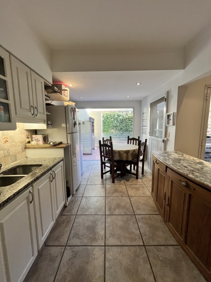 VENTA CASA DE 5 AMBIENTES CON PATIO EN ZONA GUEMES EXCELENTE ENTORNO COMERCIAL