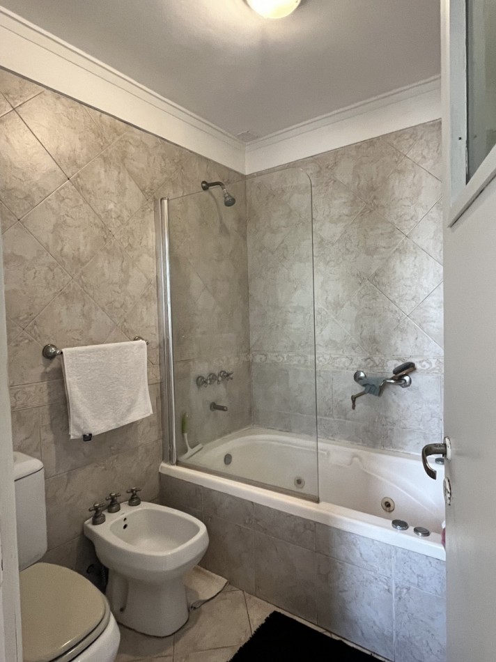 VENTA CASA DE 5 AMBIENTES CON PATIO EN ZONA GUEMES EXCELENTE ENTORNO COMERCIAL