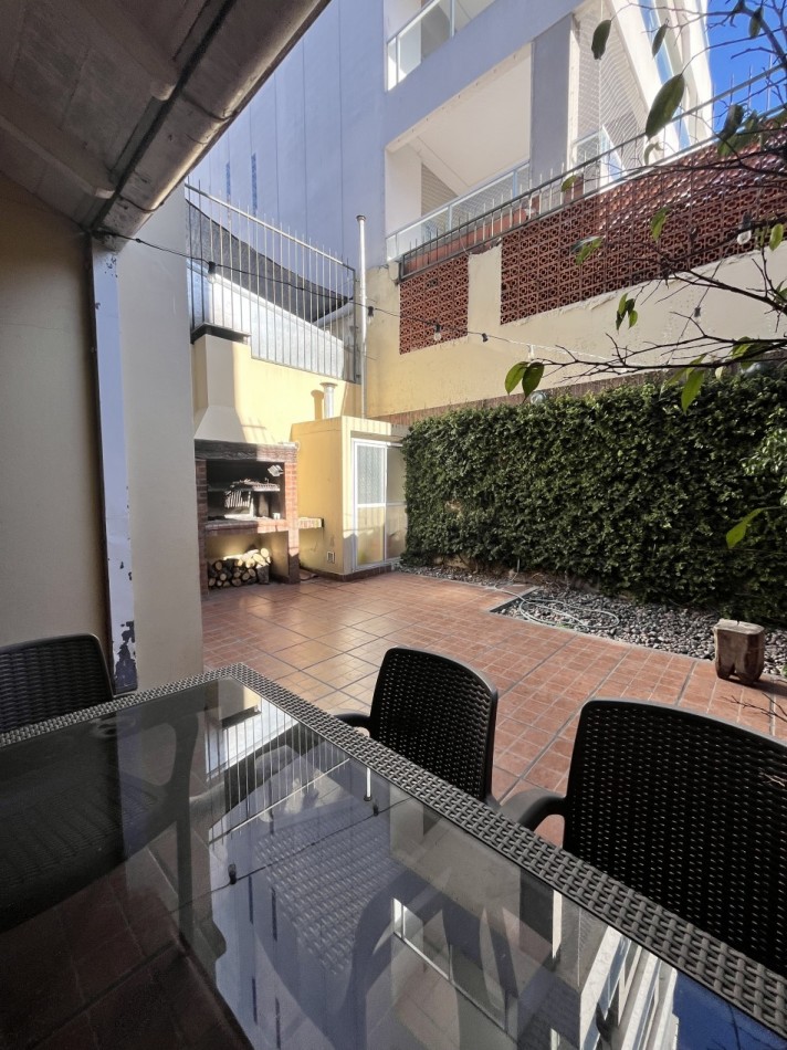 VENTA CASA DE 5 AMBIENTES CON PATIO EN ZONA GUEMES EXCELENTE ENTORNO COMERCIAL
