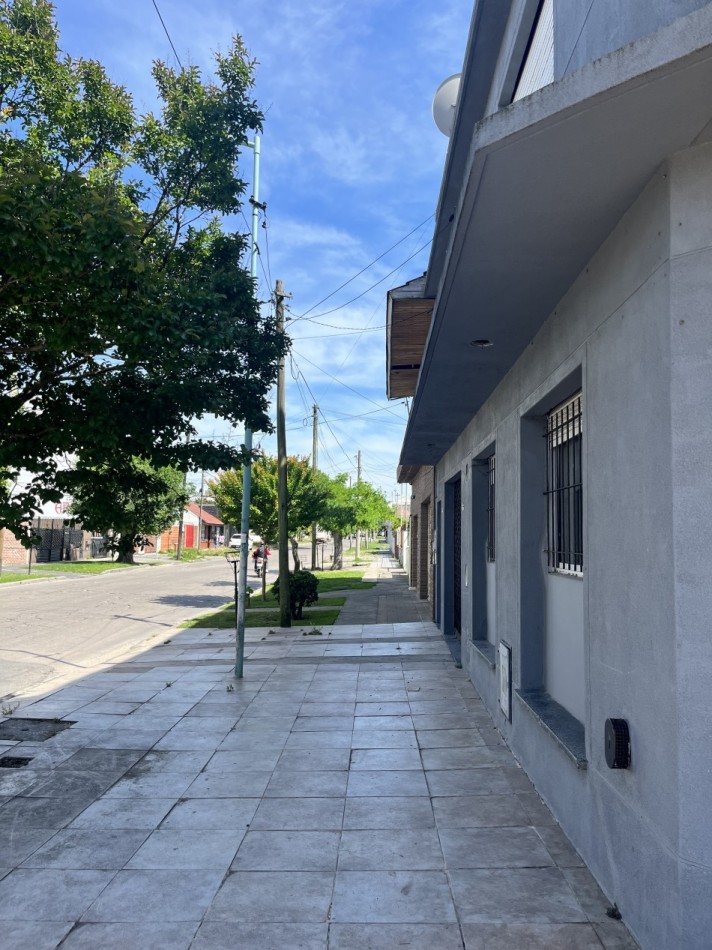 VENTA LOCAL ADAPTADO A DPTO 3 AMBIENTES SIN PATIO EN CASTELLI Y BRONZINI  