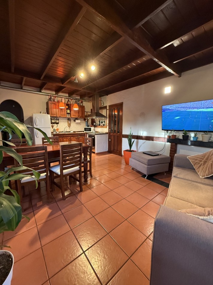 VENTA HERMOSA CASA 4 AMB CON PARQUE Y GARAGE BARRIO AEROPUERTO   