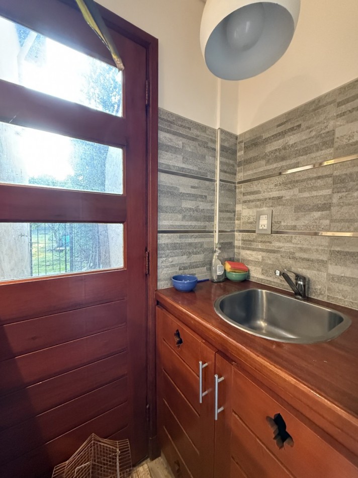 VENTA HERMOSA CASA 4 AMB CON PARQUE Y GARAGE BARRIO AEROPUERTO   
