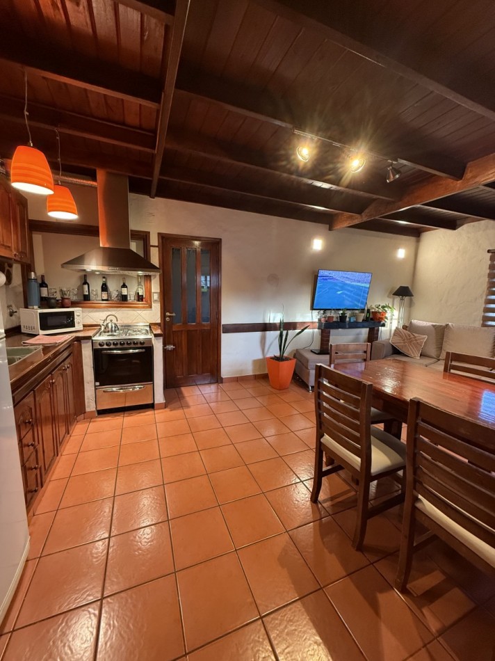 VENTA HERMOSA CASA 4 AMB CON PARQUE Y GARAGE BARRIO AEROPUERTO   