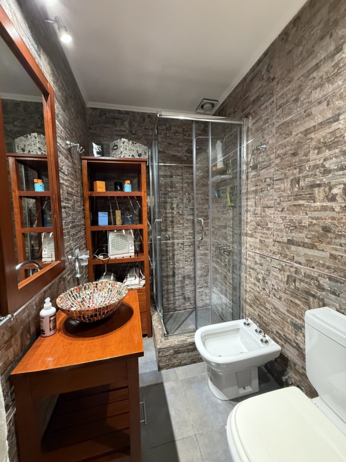 VENTA HERMOSA CASA 4 AMB CON PARQUE Y GARAGE BARRIO AEROPUERTO   
