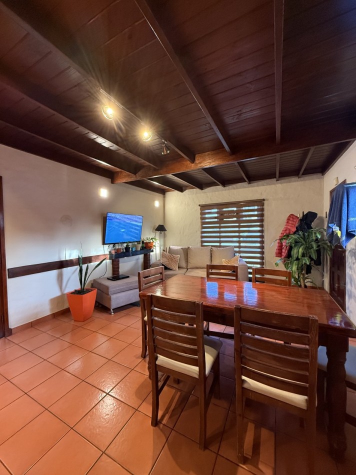 VENTA HERMOSA CASA 4 AMB CON PARQUE Y GARAGE BARRIO AEROPUERTO   