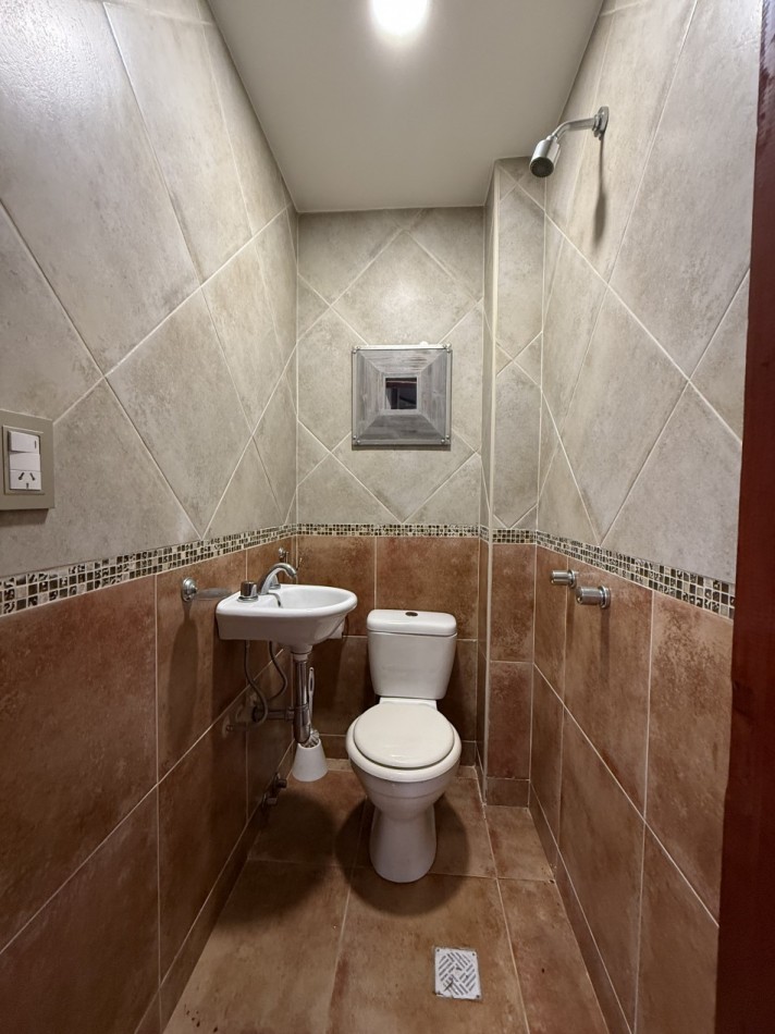VENTA HERMOSA CASA 4 AMB CON PARQUE Y GARAGE BARRIO AEROPUERTO   