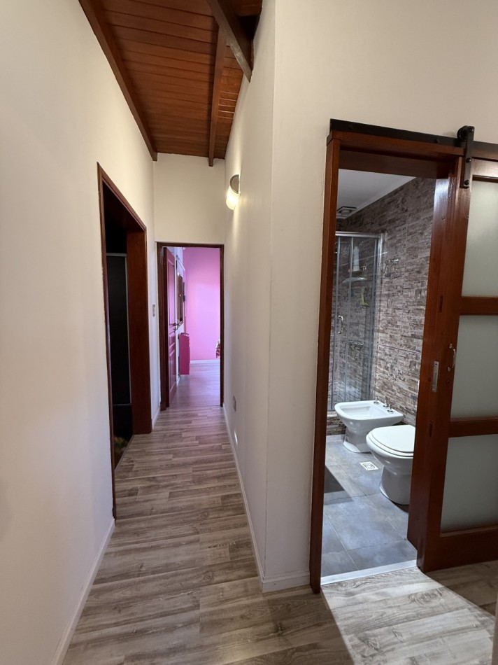 VENTA HERMOSA CASA 4 AMB CON PARQUE Y GARAGE BARRIO AEROPUERTO   