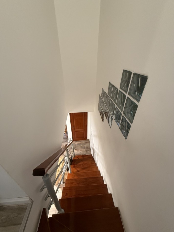 VENTA HERMOSA CASA 4 AMB CON PARQUE Y GARAGE BARRIO AEROPUERTO   