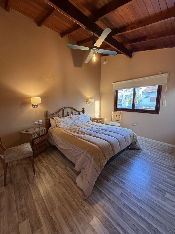 VENTA HERMOSA CASA 4 AMB CON PARQUE Y GARAGE BARRIO AEROPUERTO   