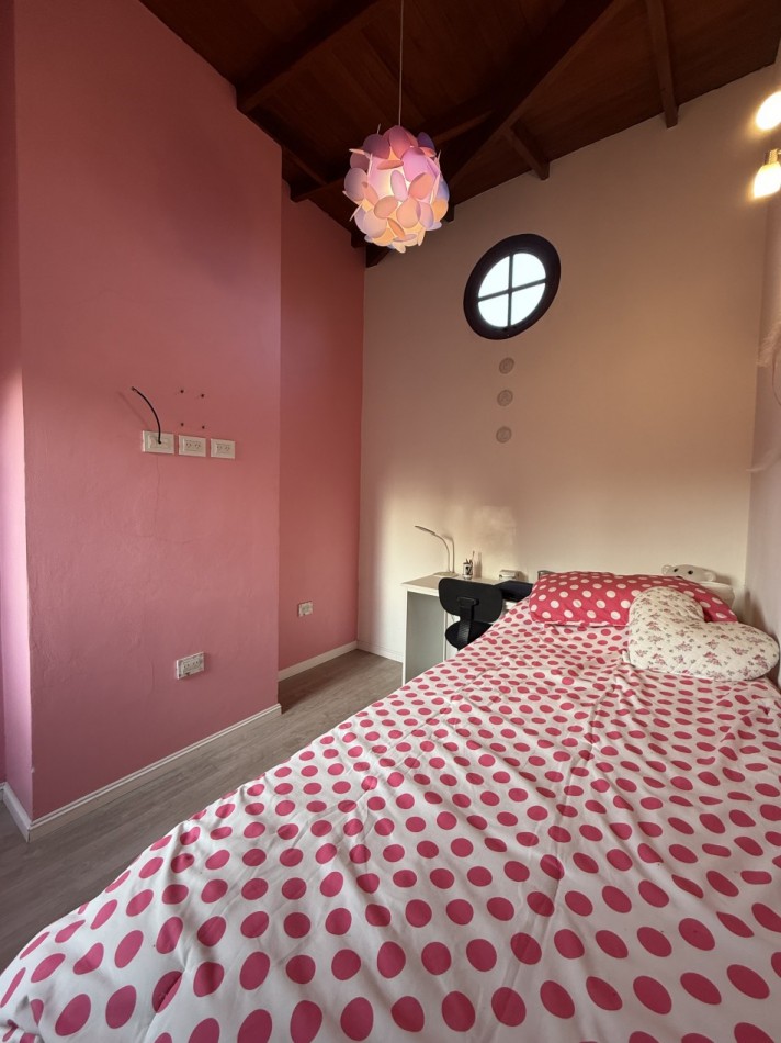 VENTA HERMOSA CASA 4 AMB CON PARQUE Y GARAGE BARRIO AEROPUERTO   