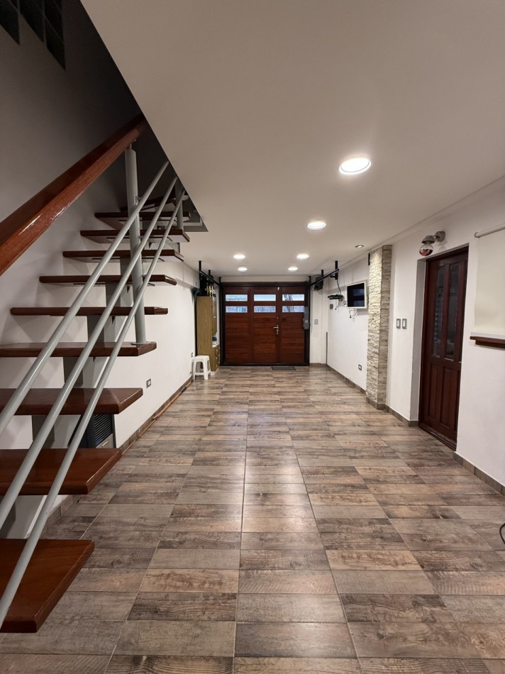 VENTA HERMOSA CASA 4 AMB CON PARQUE Y GARAGE BARRIO AEROPUERTO   