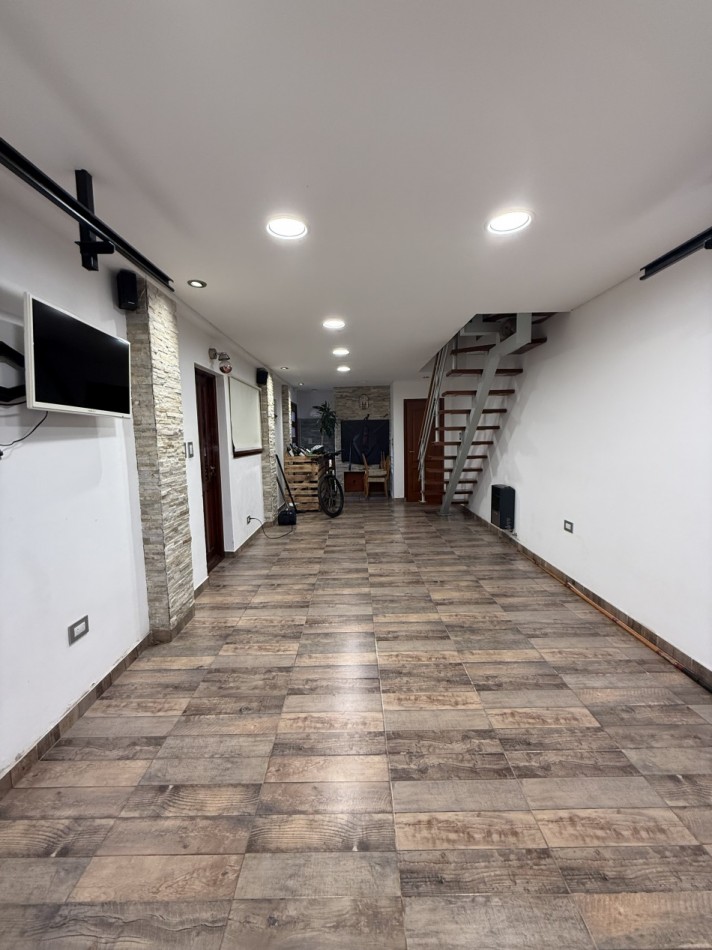 VENTA HERMOSA CASA 4 AMB CON PARQUE Y GARAGE BARRIO AEROPUERTO   