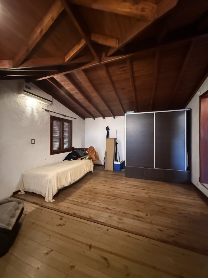 VENTA HERMOSA CASA 4 AMB CON PARQUE Y GARAGE BARRIO AEROPUERTO   