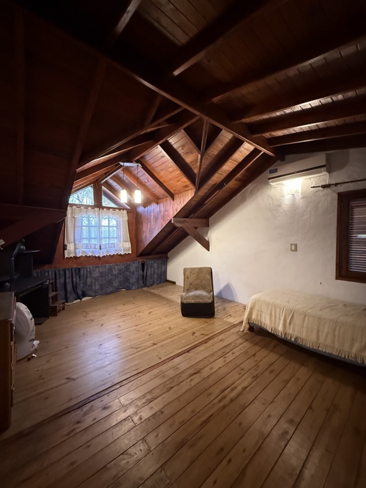 VENTA HERMOSA CASA 4 AMB CON PARQUE Y GARAGE BARRIO AEROPUERTO   
