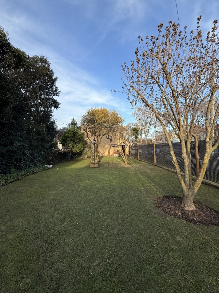 VENTA HERMOSA CASA 4 AMB CON PARQUE Y GARAGE BARRIO AEROPUERTO   