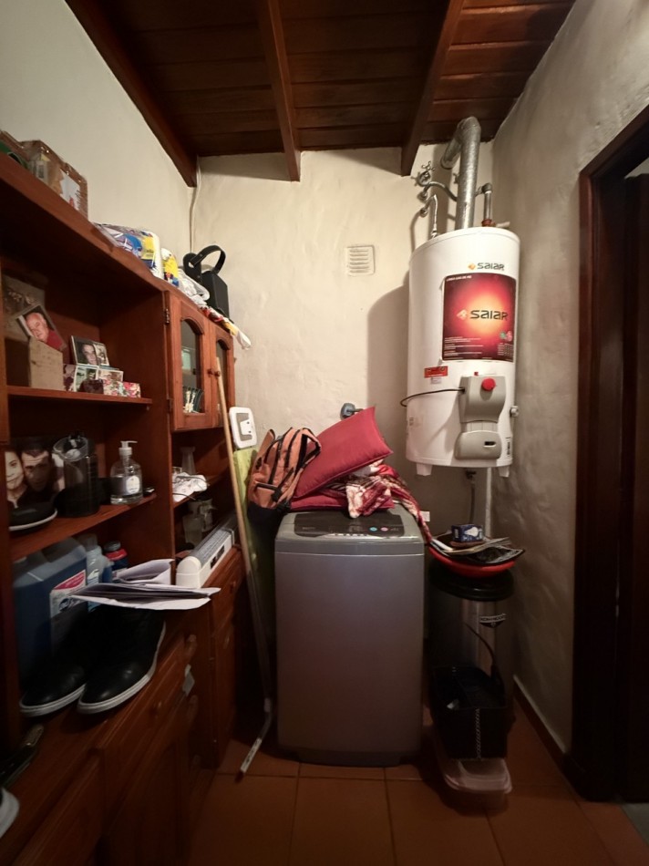VENTA HERMOSA CASA 4 AMB CON PARQUE Y GARAGE BARRIO AEROPUERTO   