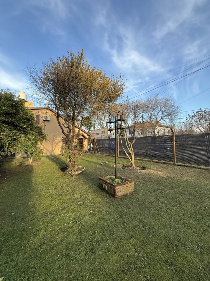 VENTA HERMOSA CASA 4 AMB CON PARQUE Y GARAGE BARRIO AEROPUERTO   