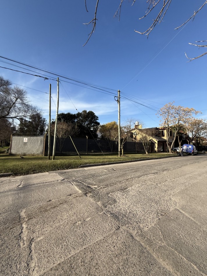 VENTA HERMOSA CASA 4 AMB CON PARQUE Y GARAGE BARRIO AEROPUERTO   