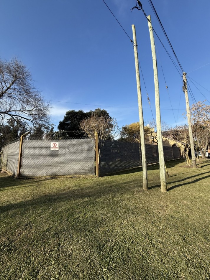 VENTA HERMOSA CASA 4 AMB CON PARQUE Y GARAGE BARRIO AEROPUERTO   