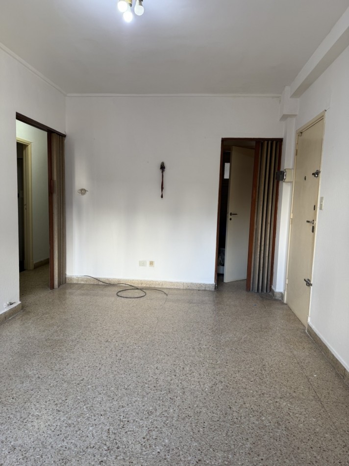VENTA DTO 3 AMB CON DEPENDENCIA AL FRENTE C/BALCON ORIGINAL . MICROCENTRO