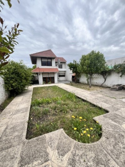 ALQUILER TEMPORAL O ANUAL AMPLIA CASA 3 AMBIENTES CON PARQUE Y PARRILLA EN PUNTA MOGOTES