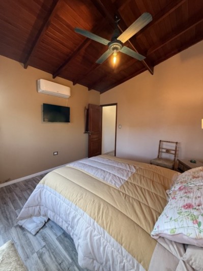 VENTA HERMOSA CASA 4 AMB CON PARQUE Y GARAGE BARRIO AEROPUERTO   